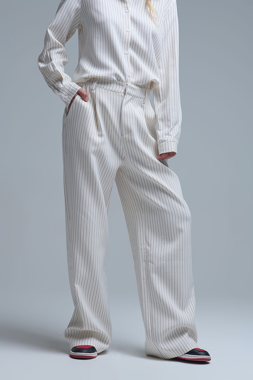 Elegante pantalón de pernera ancha a rayas en color crema con corte forrado Elegante pantalón de pernera ancha a rayas en color crema con corte forrado