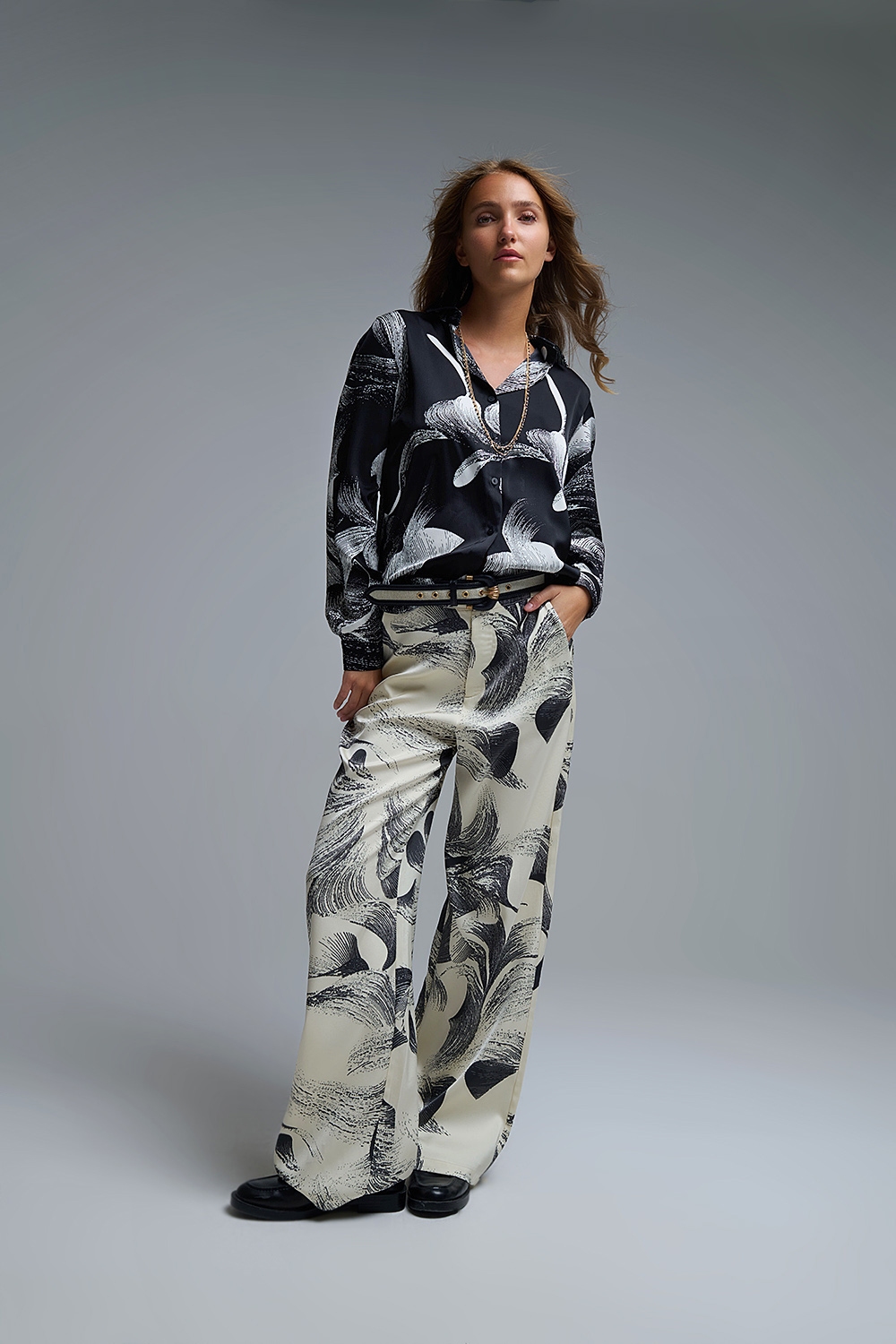 Blusa negra de satén con estampado abstracto Blusa negra de satén con estampado abstracto