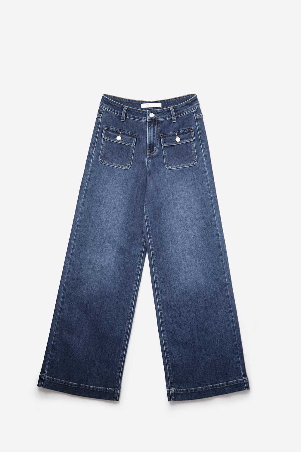 Jeans de mezclilla azul oscuro de pierna ancha con detalle de botones