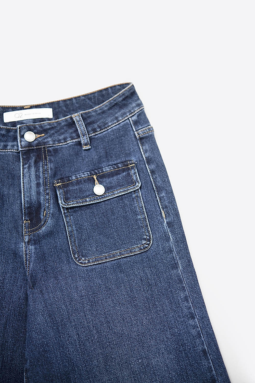 Jeans de mezclilla azul oscuro de pierna ancha con detalle de botones