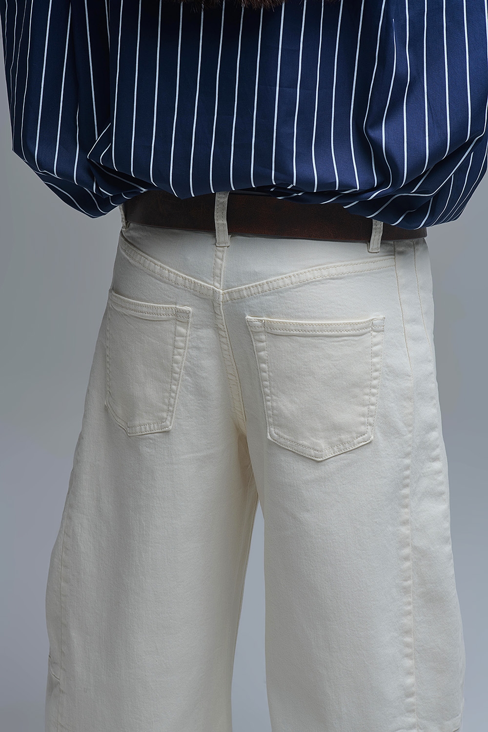 Vaqueros globo en color crema con bolsillos