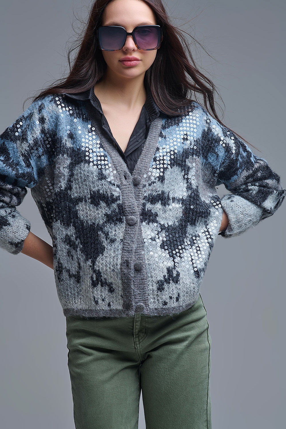 Elegante chaqueta de punto gris con estampado abstracto de lentejuelas Elegante chaqueta de punto gris con estampado abstracto de lentejuelas