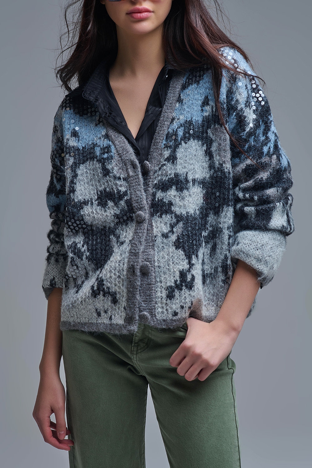Elegante chaqueta de punto gris con estampado abstracto de lentejuelas Elegante chaqueta de punto gris con estampado abstracto de lentejuelas