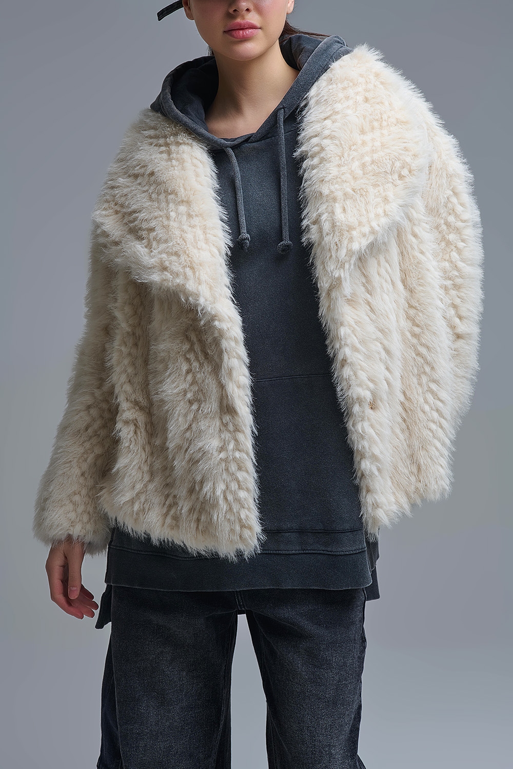 Elegante chaqueta de piel sint&eacute;tica beige con cuello ancho