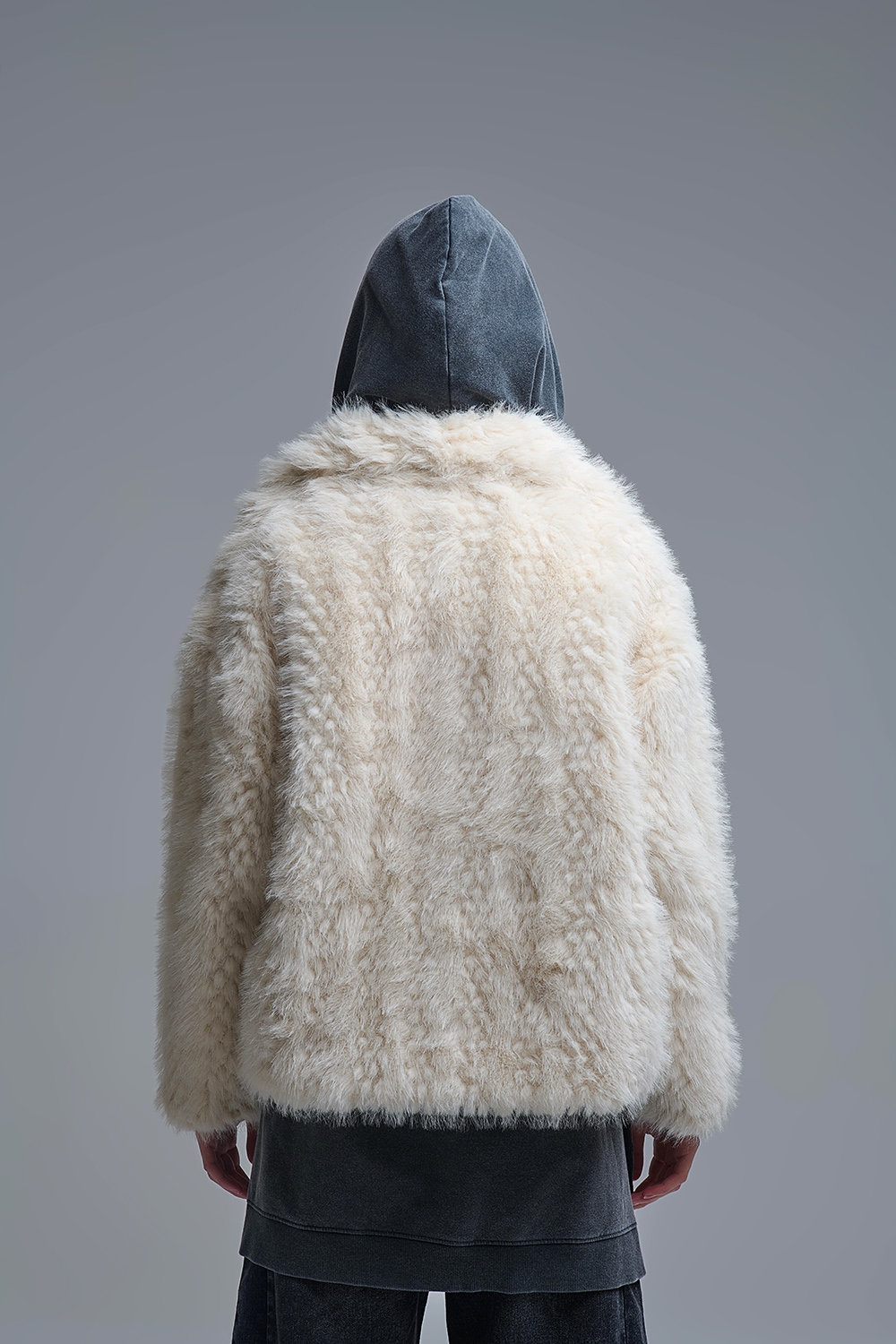 Elegante chaqueta de piel sint&eacute;tica beige con cuello ancho