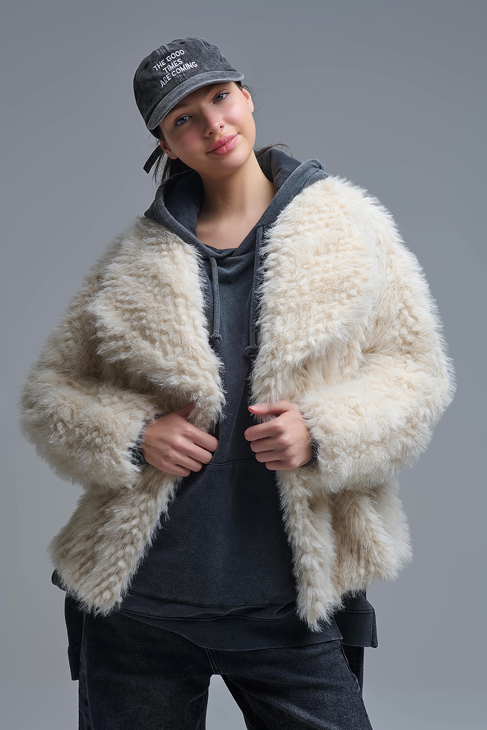 Elegante chaqueta de piel sint&eacute;tica beige con cuello ancho