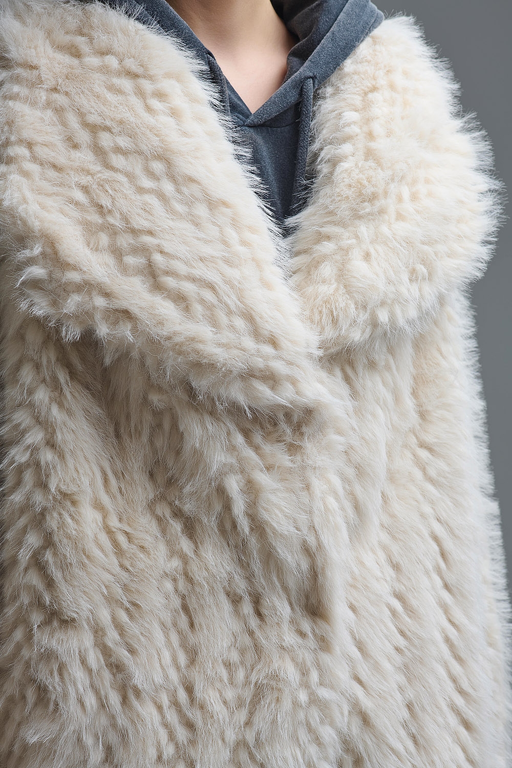 Elegante chaqueta de piel sint&eacute;tica beige con cuello ancho