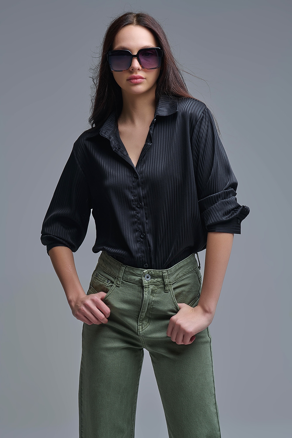 Elegante Camisa de Raso a Rayas Negras