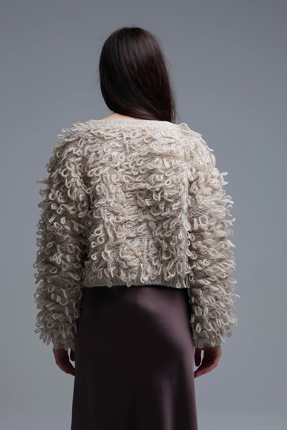 Chaqueta de punto grueso beige con cuello en V y cierre de lazo delantero