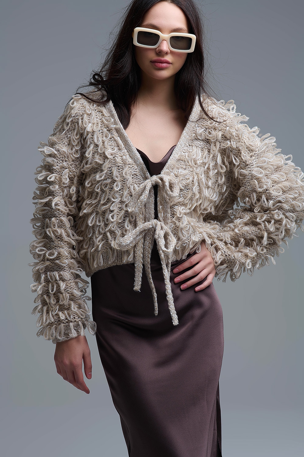 Chaqueta de punto grueso beige con cuello en V y cierre de lazo delantero