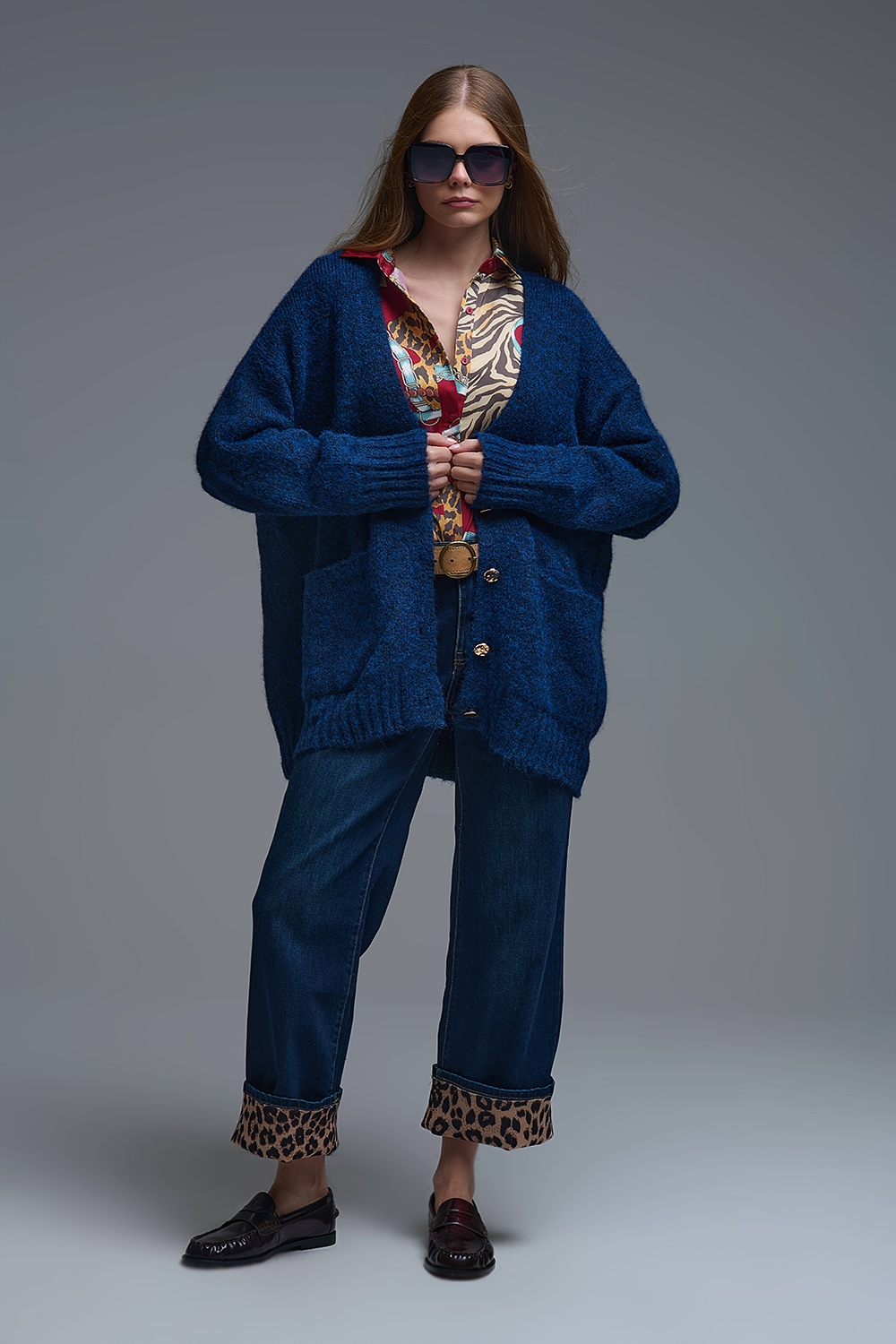 C&aacute;rdigan oversize en azul marino con botones y bolsillos dorados