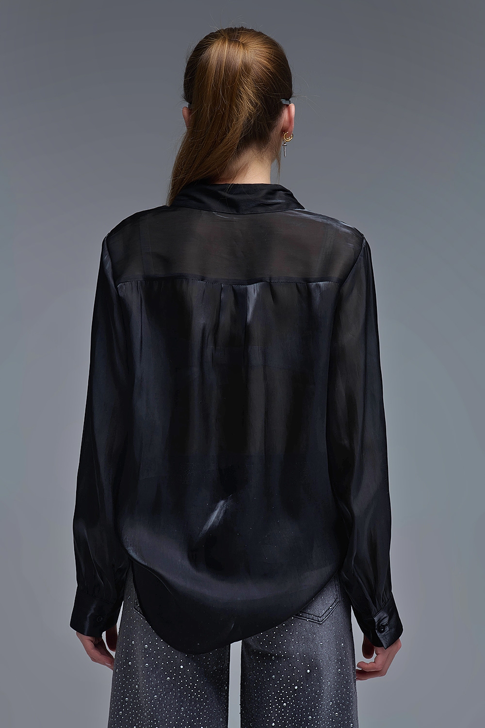 Elegante camisa negra de seda satinada