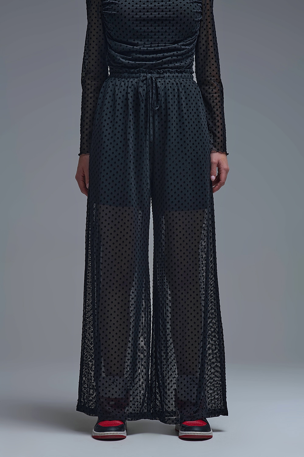 Elegantes pantalones negros de lunares transparentes