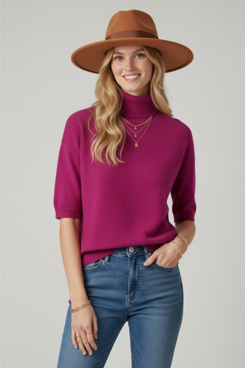 Jersey de punto fino en color fucsia con cuello alto y mangas al codo Jersey de punto fino en color fucsia con cuello alto y mangas al codo