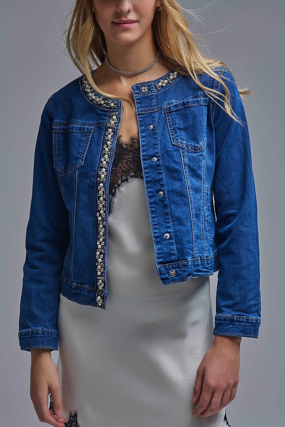 Chaqueta vaquera azul con adornos en denim el&aacute;stico