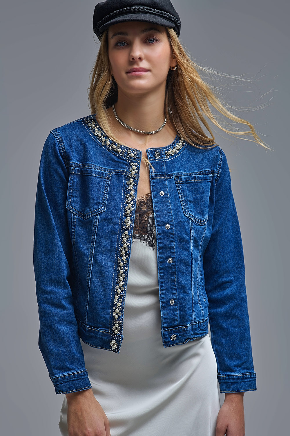 Chaqueta vaquera azul con adornos en denim el&aacute;stico