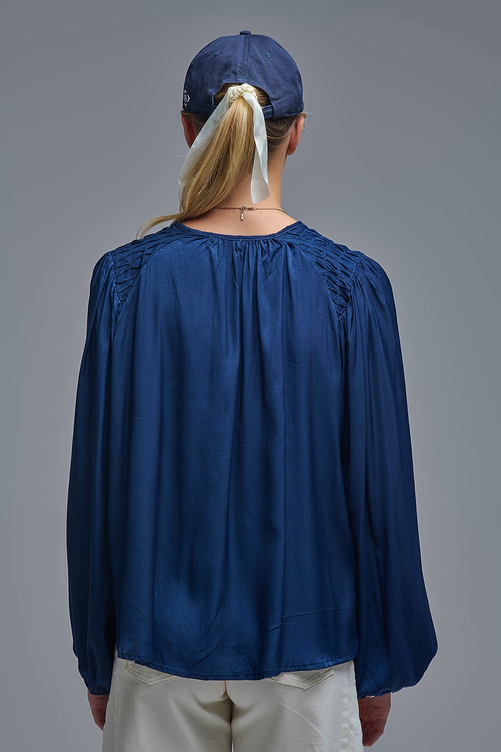 Elegante camisa de satén azul con encaje Elegante camisa de satén azul con encaje