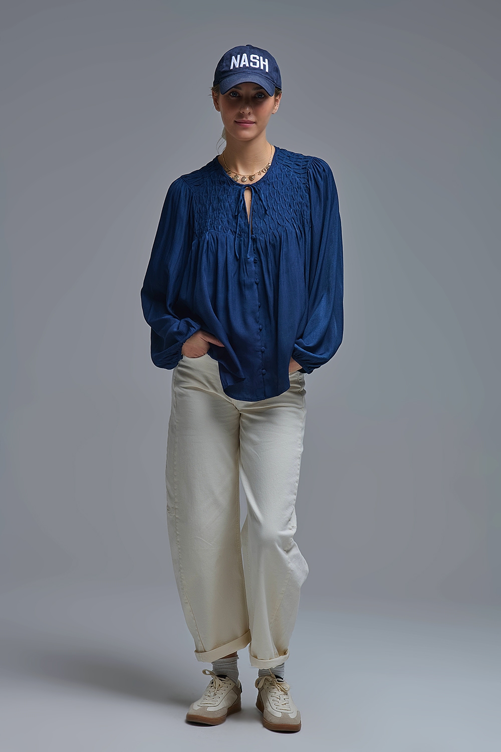 Elegante camisa de satén azul con encaje Elegante camisa de satén azul con encaje