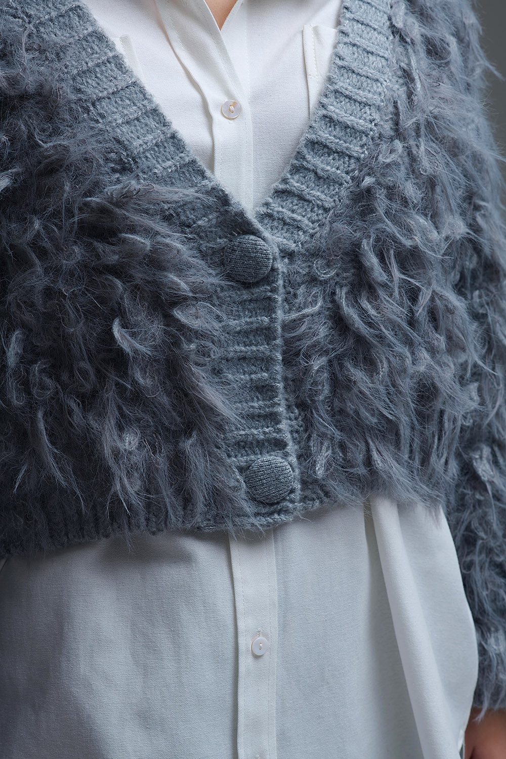 Cárdigan de punto mullido estilo shag en gris Cárdigan de punto mullido estilo shag en gris