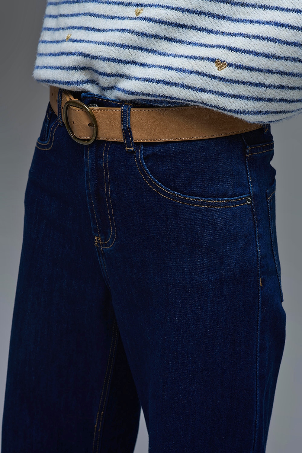 Vaqueros de talle alto y pernera ancha en azul oscuro con dobladillo plegado Vaqueros de talle alto y pernera ancha en azul oscuro con dobladillo plegado