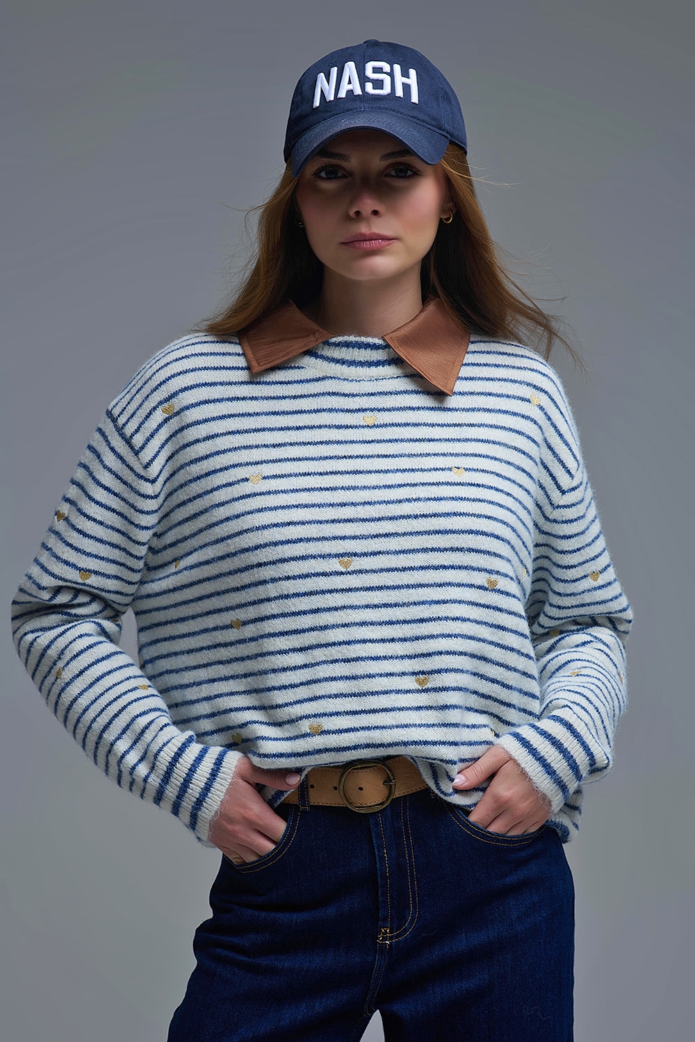 Jersey de punto con rayas azules y corazón dorado bordado Jersey de punto con rayas azules y corazón dorado bordado