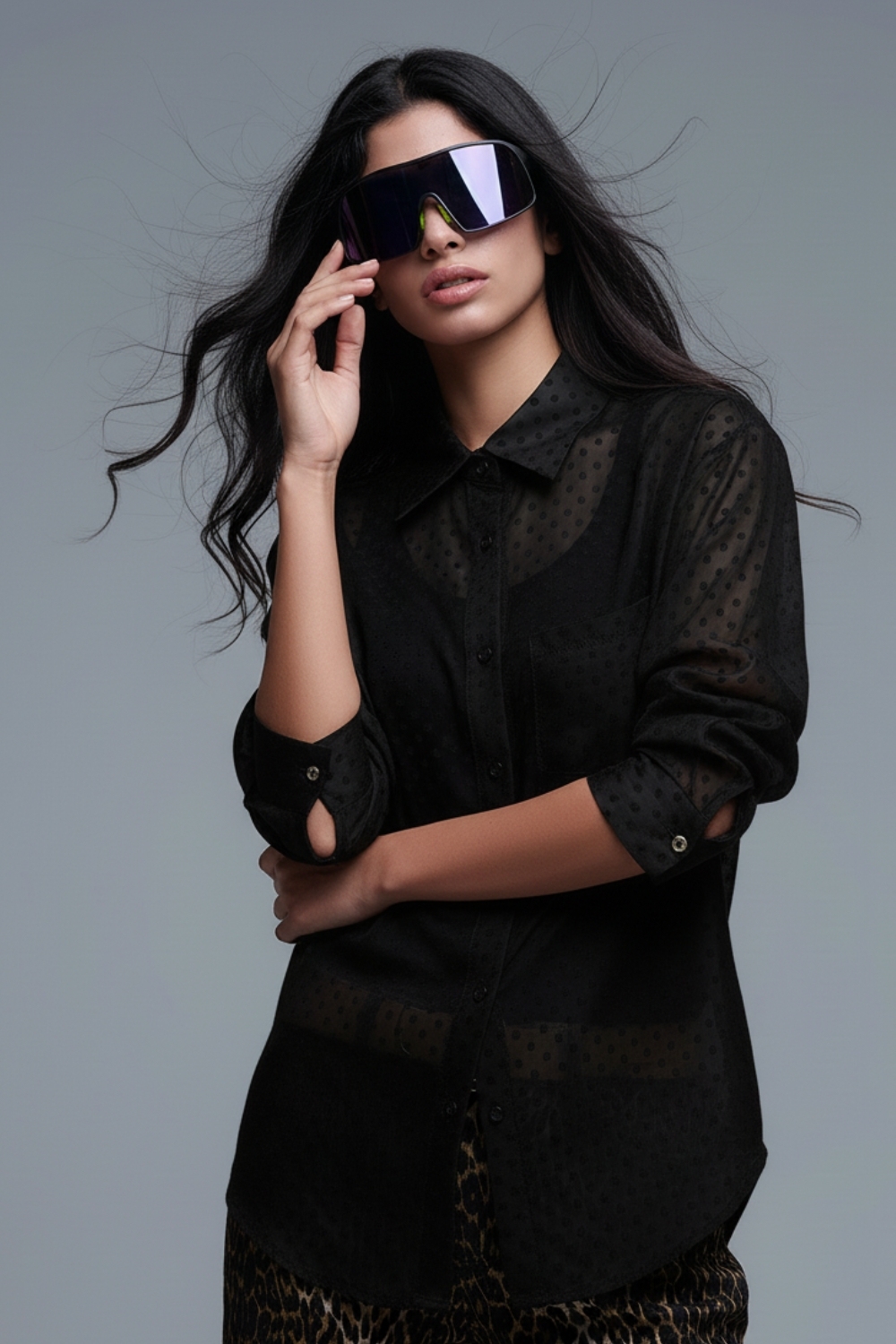 Camisa negra abotonada de lunares en gasa