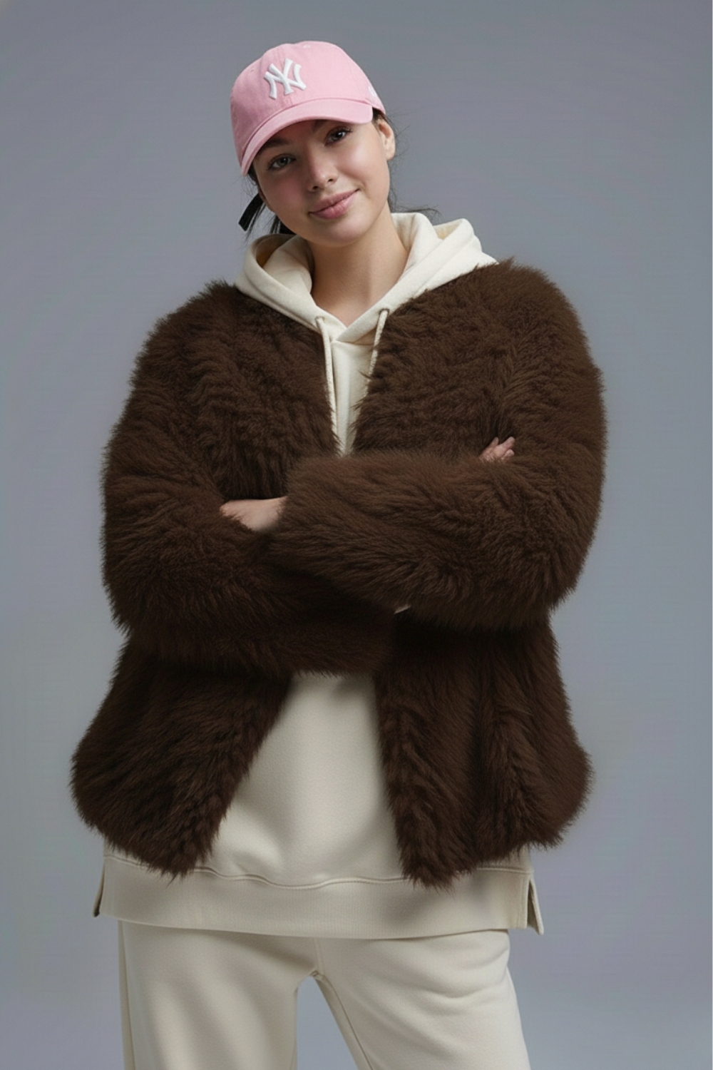 Chaqueta elegante de piel sint&eacute;tica marr&oacute;n con cuello ancho