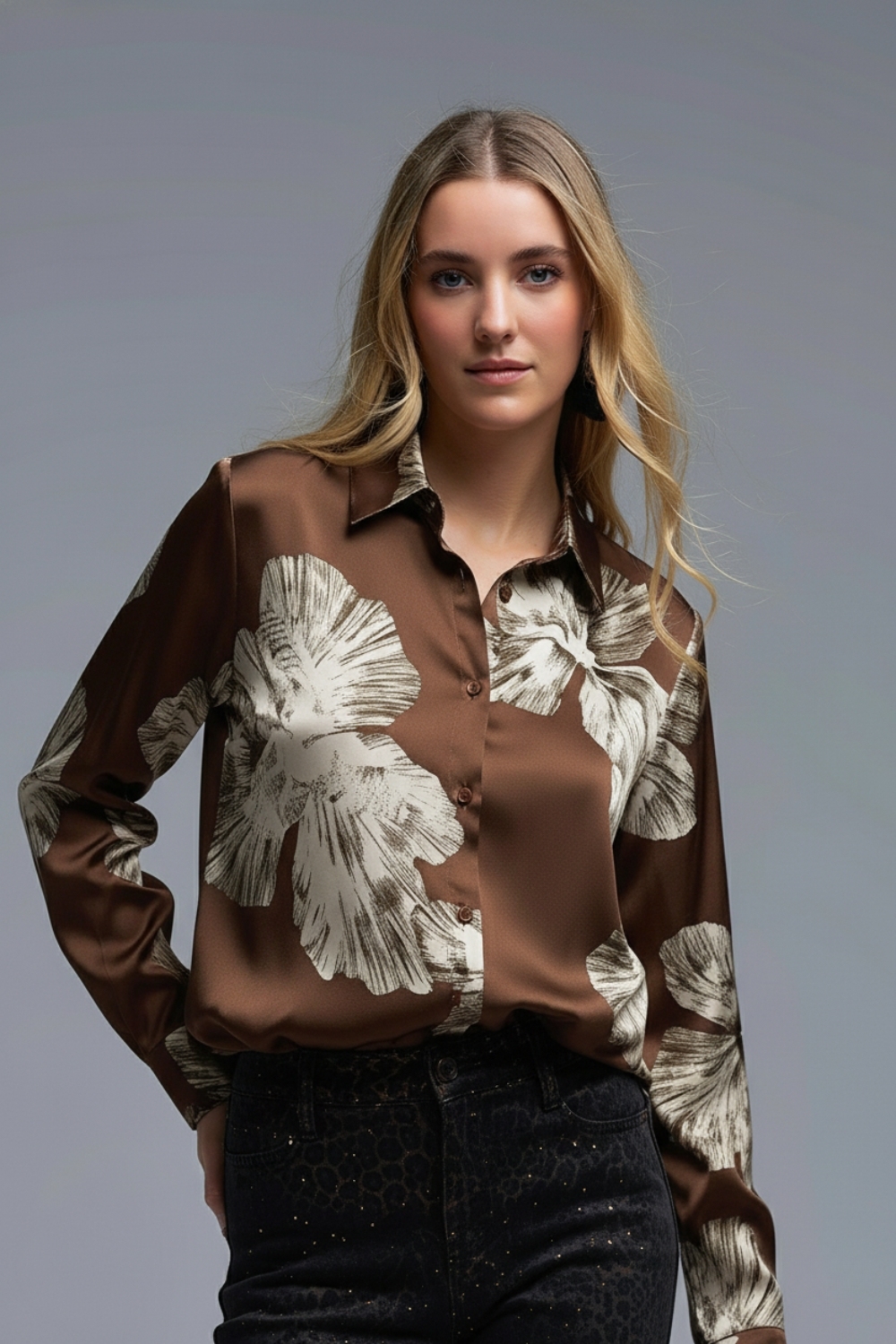 Blusa abotonada floral marr&oacute;n en tejido satinado