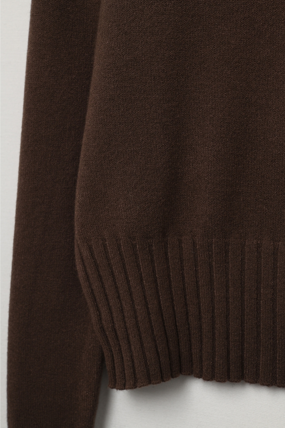 Jersey marr&oacute;n de punto suave con pu&ntilde;os y cuello de canal&eacute;