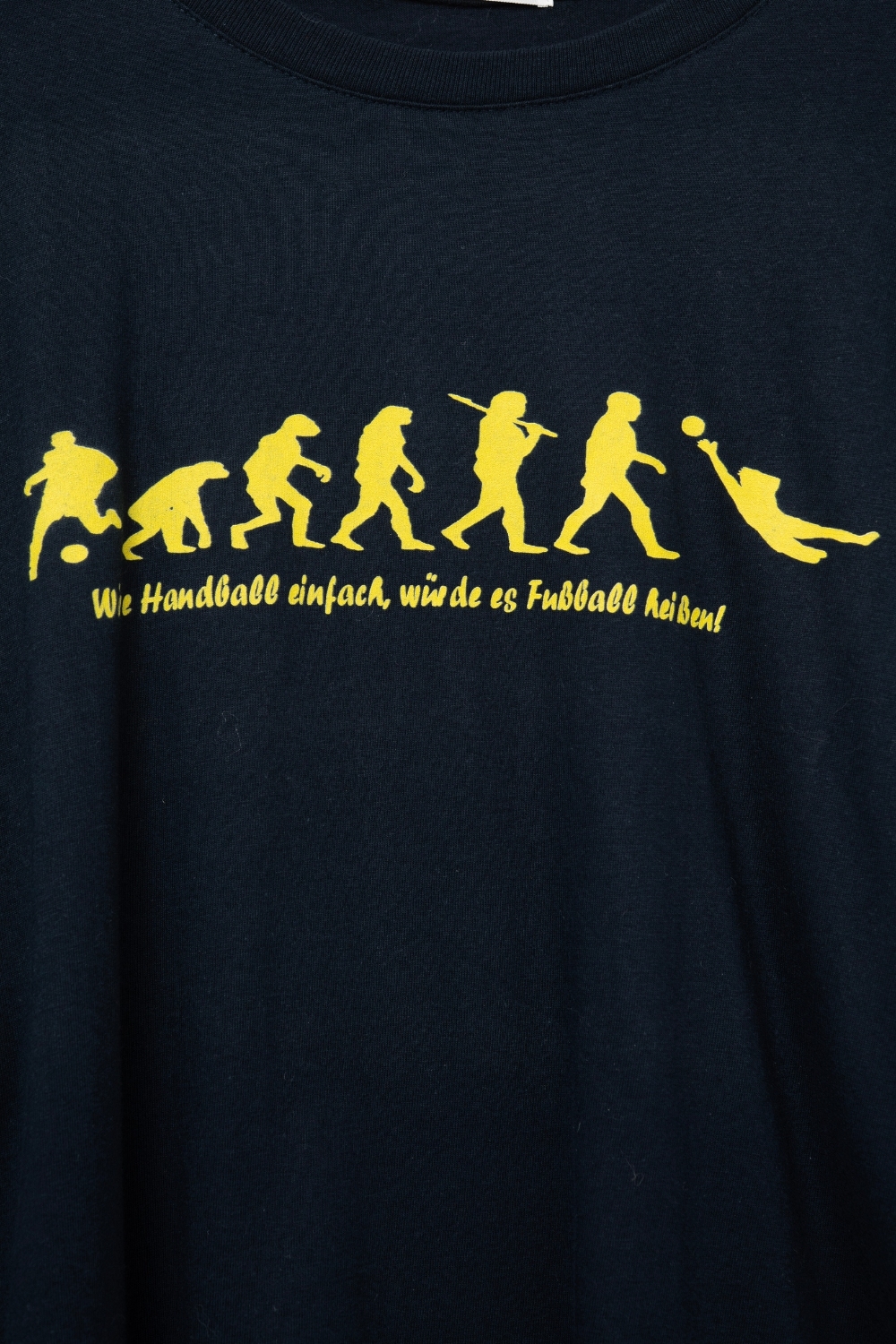 Camiseta azul marino con texto amarillo y cuello redondo