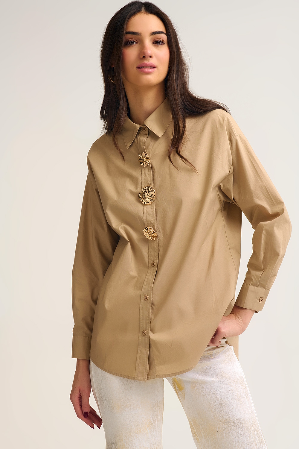Camisa beige de popelina relajada de algod&oacute;n con botones dorados decorativos