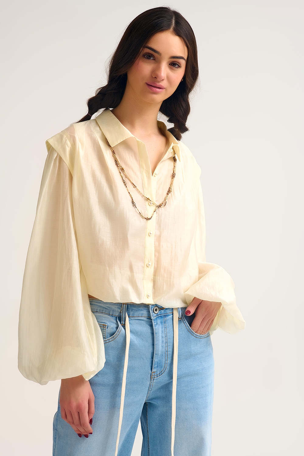 Blusa de seda Tencel en color crema con mangas globo y botones de nácar Blusa de seda Tencel en color crema con mangas globo y botones de nácar