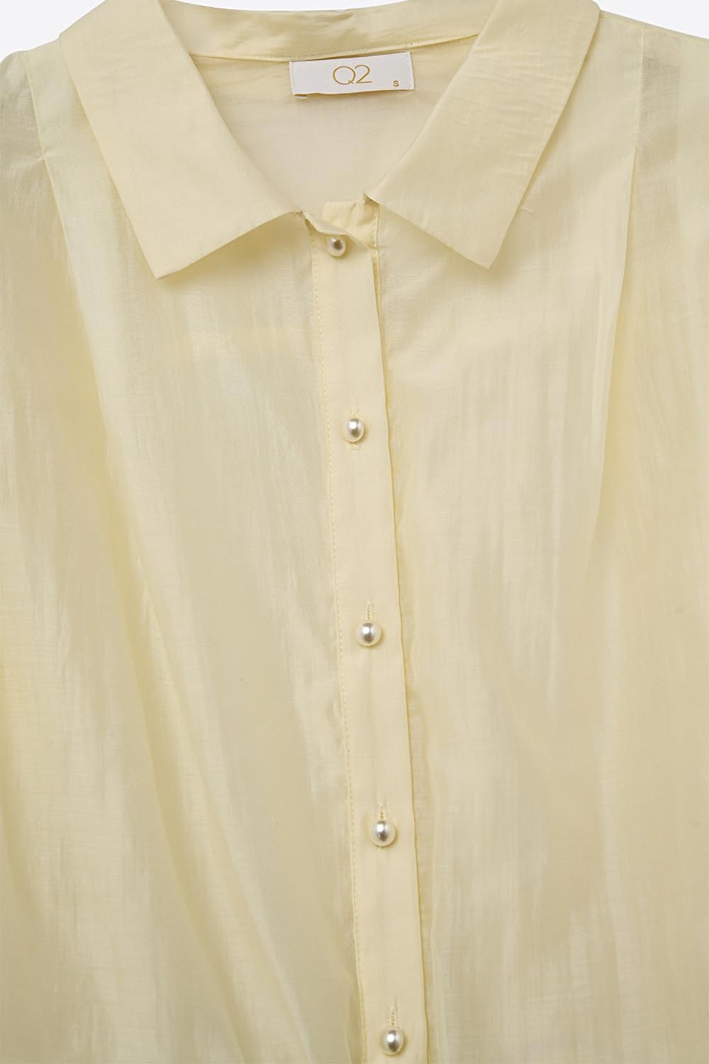Blusa de seda Tencel en color crema con mangas globo y botones de nácar Blusa de seda Tencel en color crema con mangas globo y botones de nácar