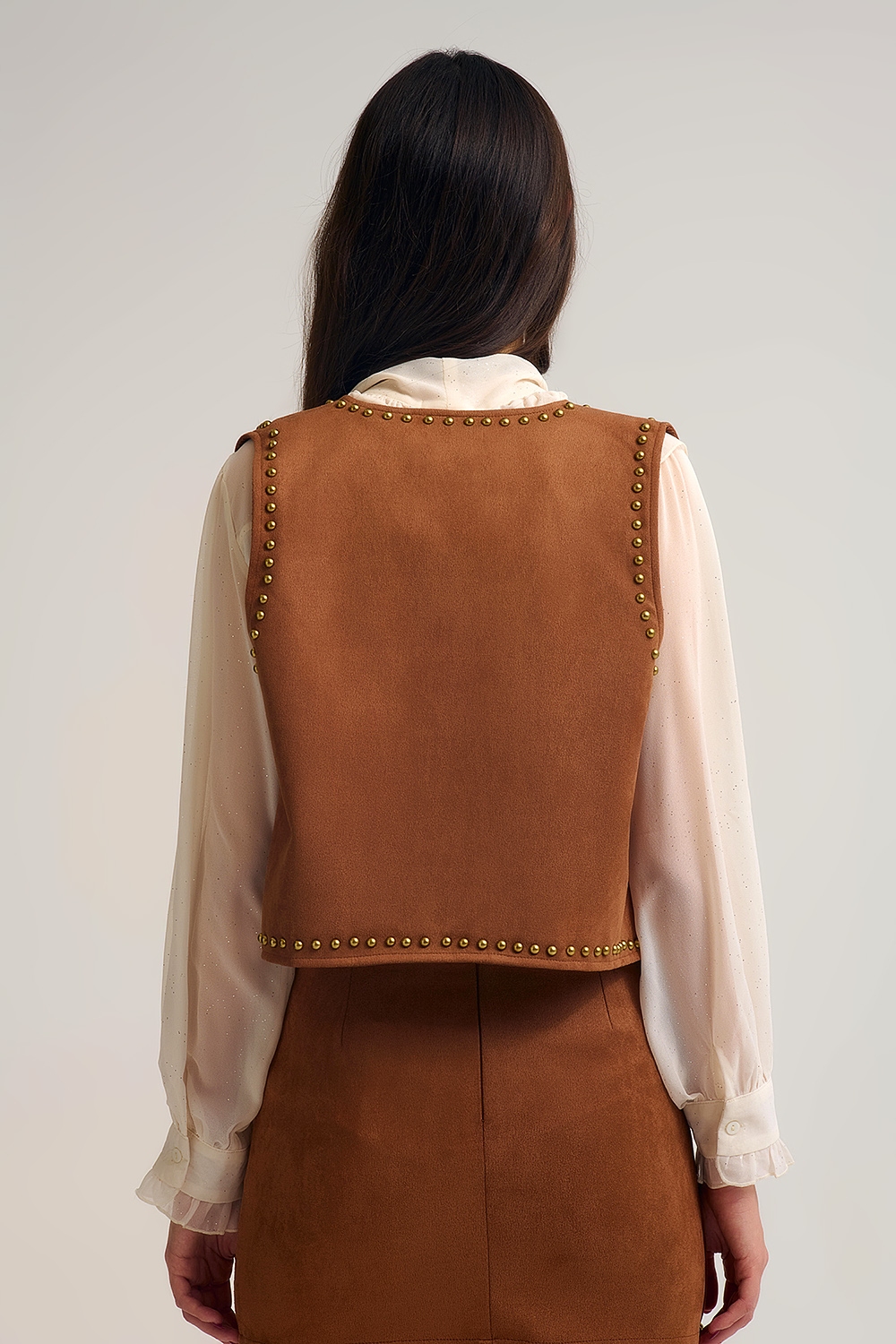Chaleco camel con detalles de tachuelas met&aacute;licas