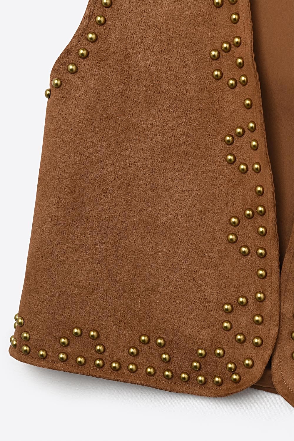 Chaleco camel con detalles de tachuelas met&aacute;licas