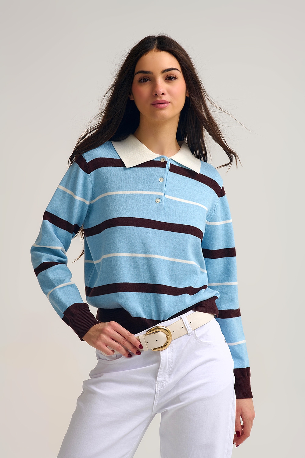 Polo de punto a rayas azul con cuello blanco Polo de punto a rayas azul con cuello blanco