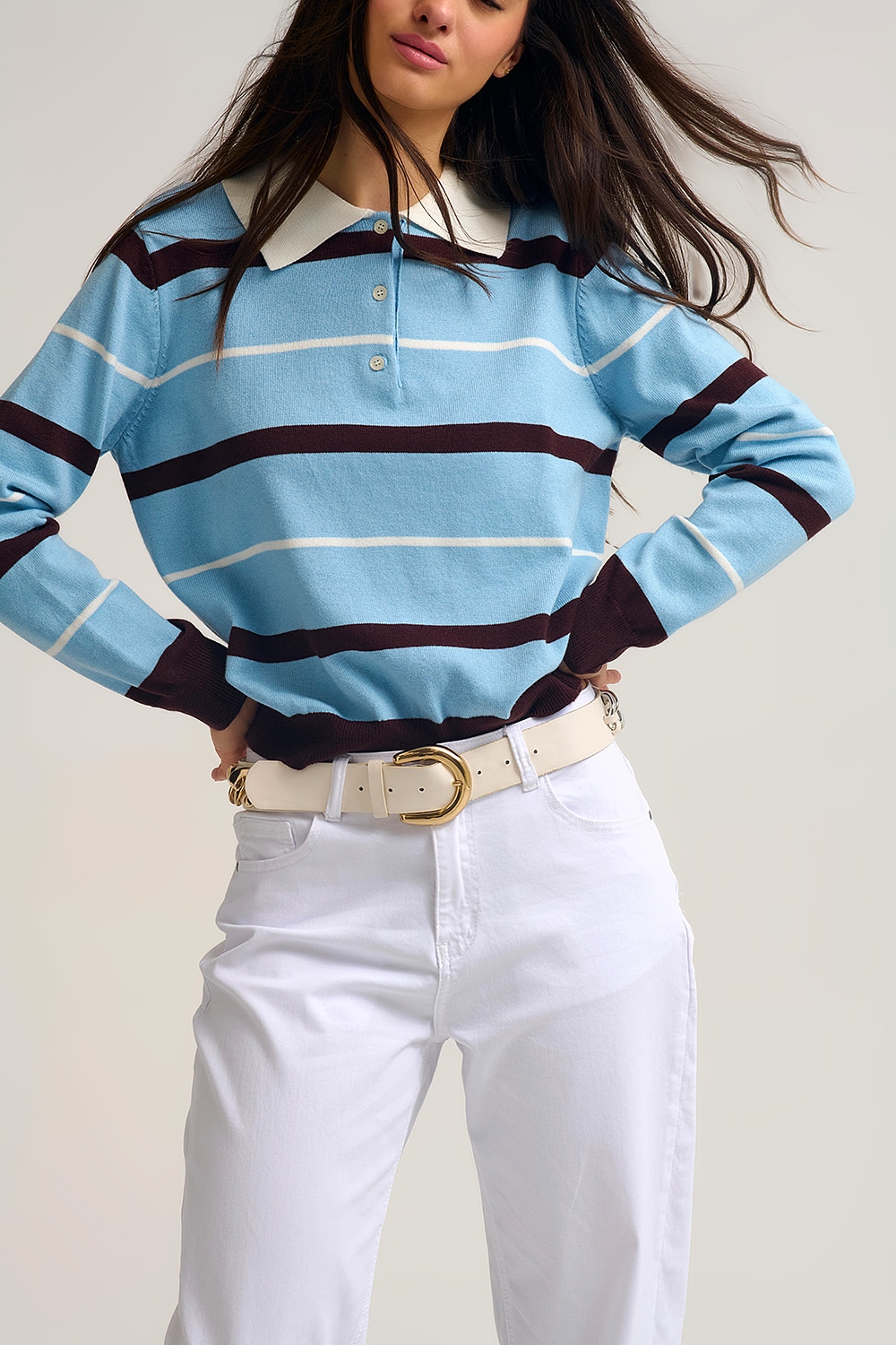 Polo de punto a rayas azul con cuello blanco Polo de punto a rayas azul con cuello blanco