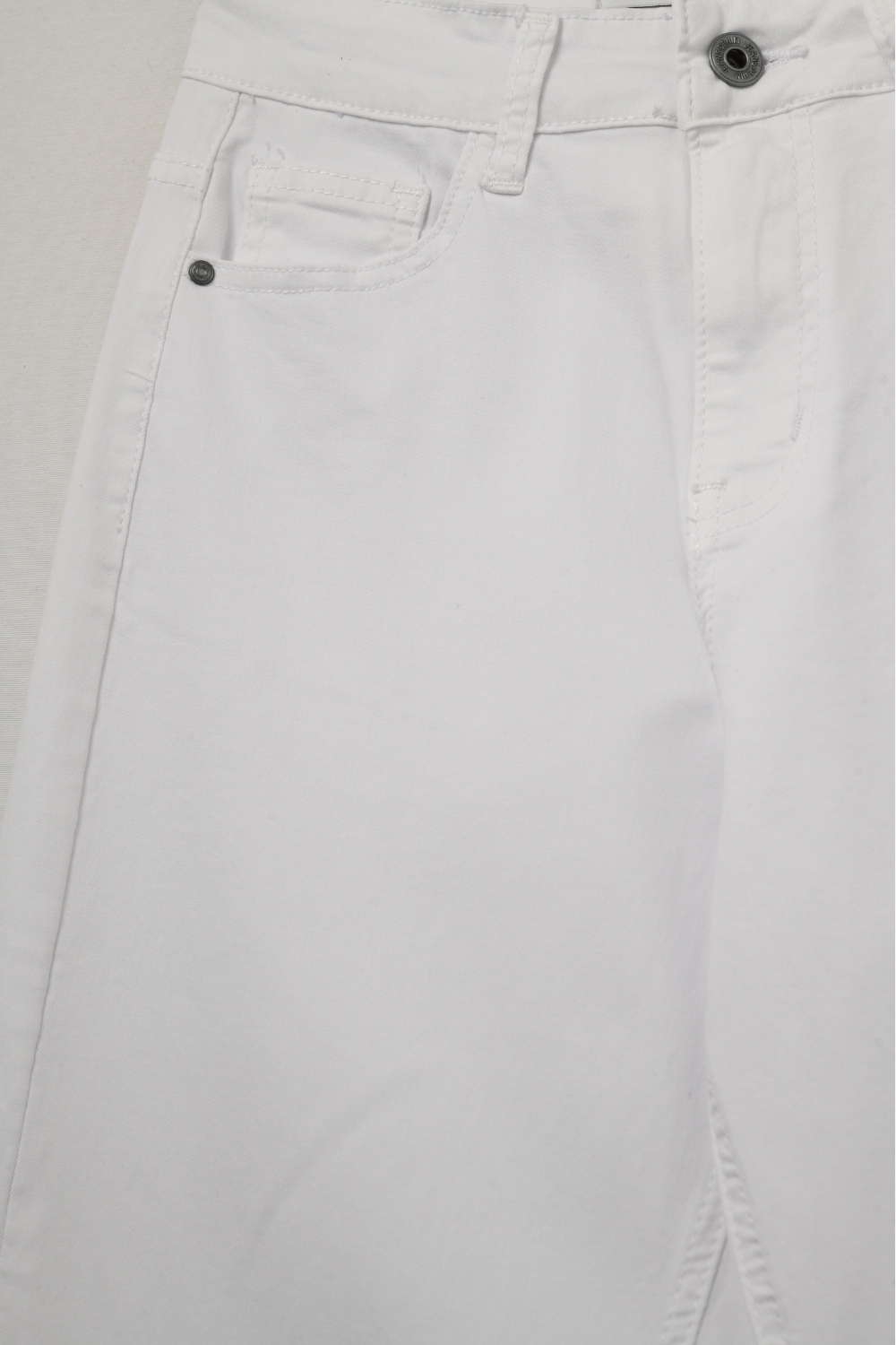 Pantalón Tapered relajado en elastico comodo en blanco Pantalón Tapered relajado en elastico comodo en blanco