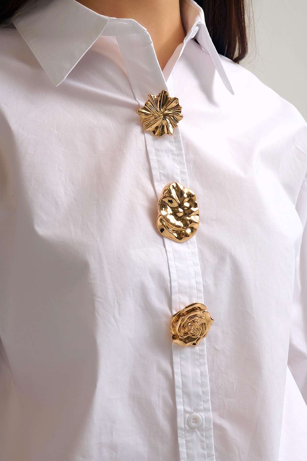 Camisa blanca de popelina relajada de algod&oacute;n con botones dorados decorativos