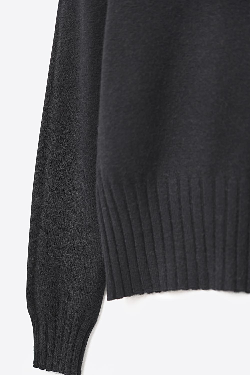 Jersey negro de punto suave con pu&ntilde;os y cuello de canal&eacute;