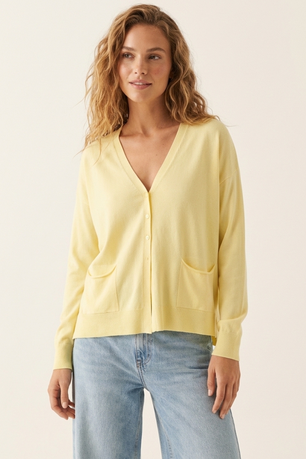 Rebeca de punto fino con bolsillos delanteros en amarillo