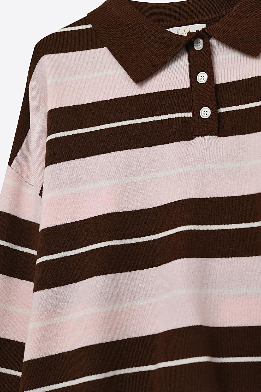 Polo de punto a rayas marr&oacute;n con cuello abotonado