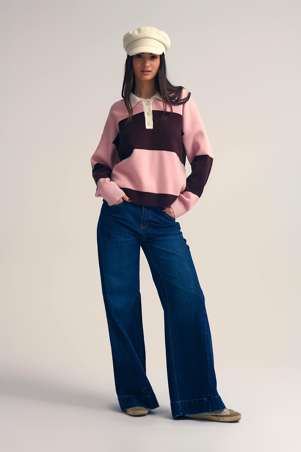 Polo de punto rosa con rayas marrones