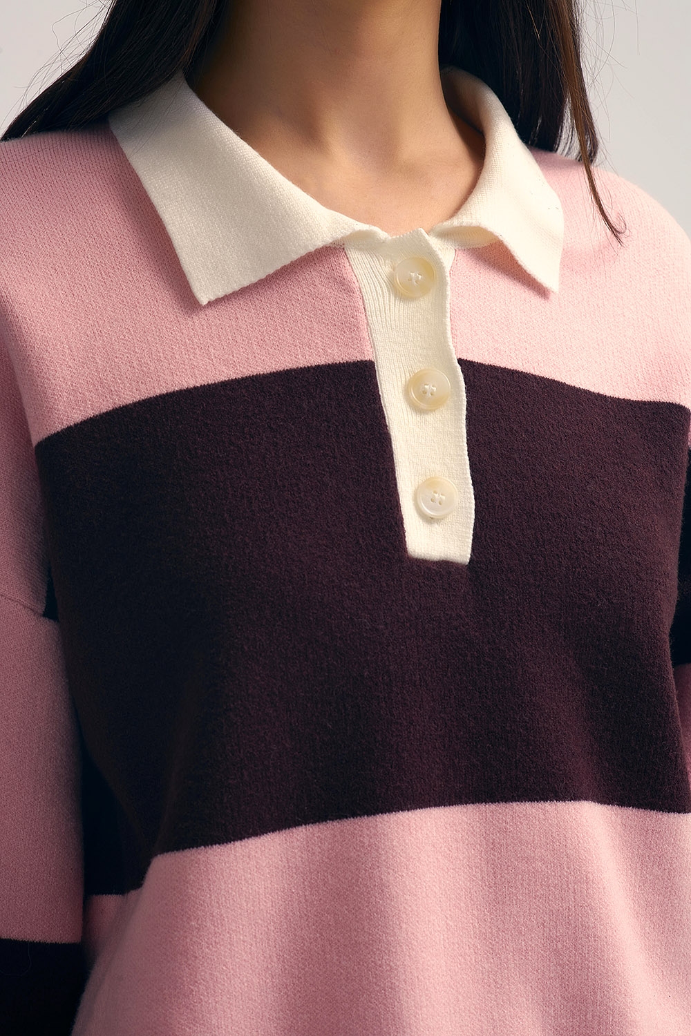 Polo de punto rosa con rayas marrones