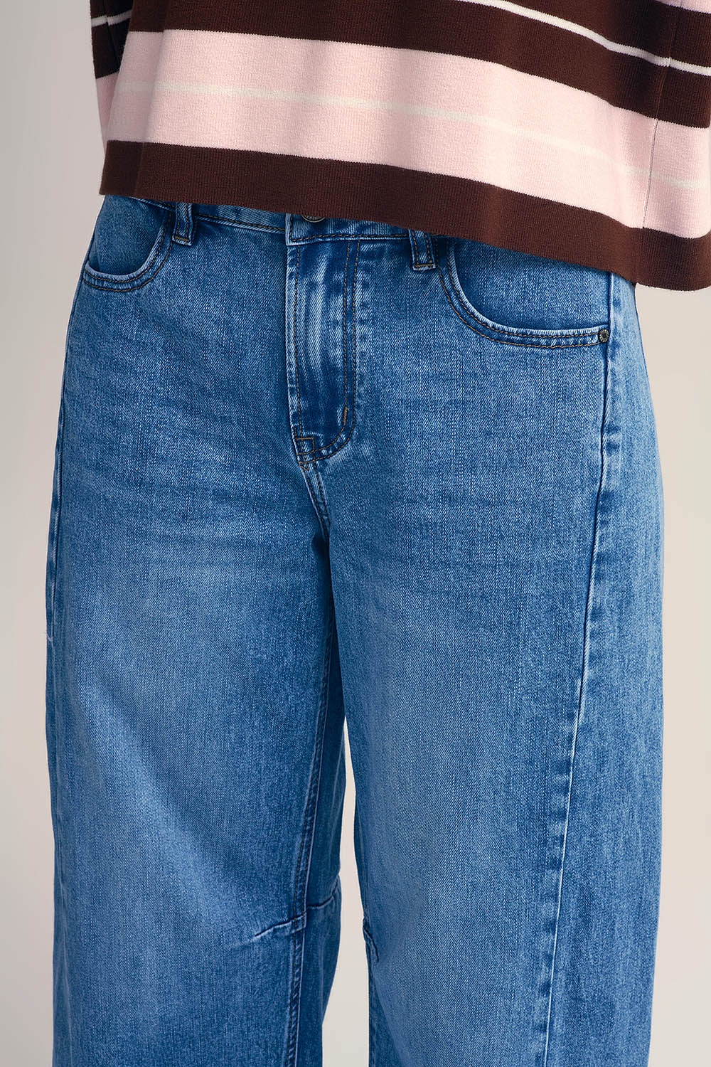 Vaqueros rectos estilo barrel con detalle de costuras en la rodilla Vaqueros rectos estilo barrel con detalle de costuras en la rodilla