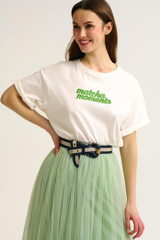 Camiseta blanca Matcha Moments bordada en verde