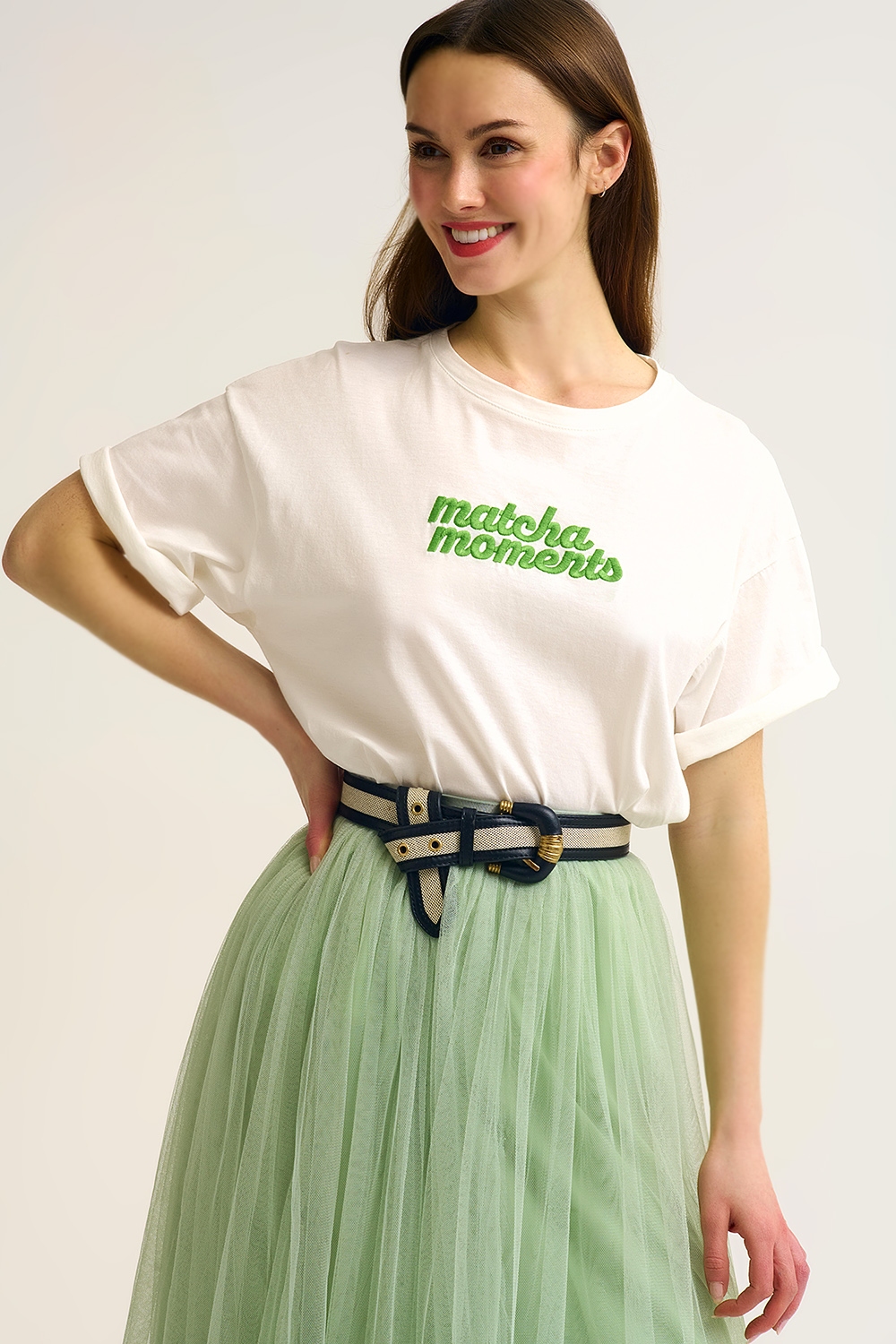Camiseta blanca Matcha Moments bordada en verde Camiseta blanca Matcha Moments bordada en verde