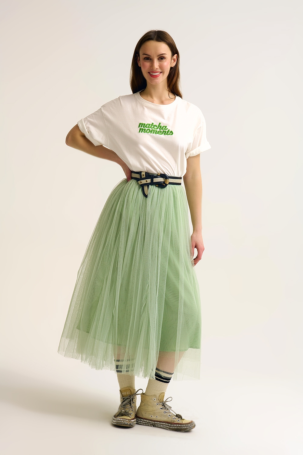Camiseta blanca Matcha Moments bordada en verde Camiseta blanca Matcha Moments bordada en verde