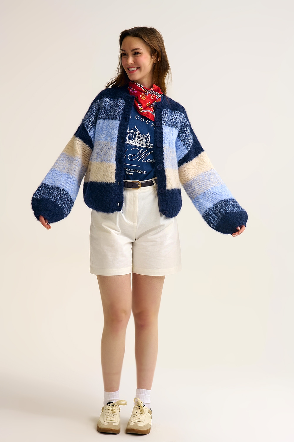 Chaqueta de punto grueso en degradado azul marino con textura suave y botones delante