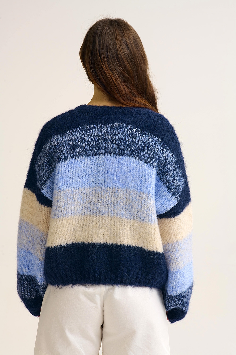 Chaqueta de punto grueso en degradado azul marino con textura suave y botones delante